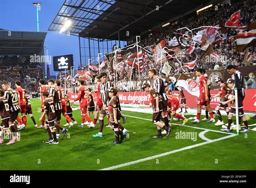April 17, 2026, GER; 1. FBL, FC St. Pauli Hamburg vs 1.FC Cologne In the picture, the teams walk in front of the Pauli fan curve Photo © nordphoto GmbH/ Witke DFL REGULATIONS PROHIBIT ANY USE OF PHOTOGRAPHS AS IMAGE SEQUENCES AND/OR QUASI-VIDEO Stock Photo - Alamy