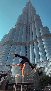 倒立於世界之巔，翻轉重力，綻放人類極限之美。 Inverted at the summit of the world, gravity is reversed, and the beauty of human limits blossoms. | Joe Chen