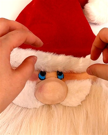 Santa's beard shining bright for the holidays🎅✨