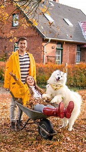 VANLIFE 🌻 | HAPPINESS | DOG on Instagram: "Making flower crowns together 🌺🌼 Happy Sunday! #flowercrown #diy #craft #autumn #fall #bestfriends . . . #reels #reelsinstagram #reelsviral #trend #viral #fun #samoyed #dog #samojede #fluffydog #whitedog #explore #cute #fyp #blogger_de #hund"