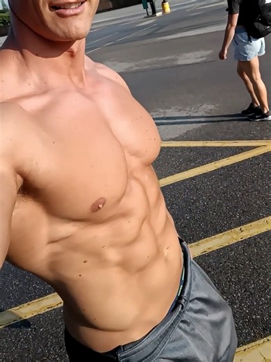 Random Muscle Hunk on Street 肌肉男街头随拍 #hunk #muscle #handsome #macho #alphamale #beautifulmusclemale #肌肉 #肌肉男 #帅哥