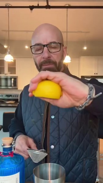 Johnny Drinks making a Gin Fizz!