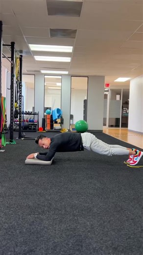 Body Saws might be the most underrated core killer out there 🔥 If you're still just holding boring planks for minutes on end... level up. The Body Saw is basically a plank on steroids — you rock forward & back (using sliders, towels, or socks on a smooth floor) while keeping perfect form. Why it's straight fire: - Cranks core activation WAY higher than a regular plank (especially lower abs deep stabilizers) - Builds real-world anti-extension strength — your abs learn to brace while things move 