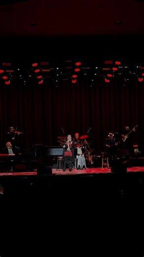 The ICONIC Crystal Gayle has taken the stage here at the Greenville Municipal Auditorium! | 93.5 The Coyote