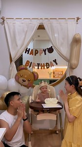 689K views · 10K reactions | Nuôi con EASY dù ti mẹ trực tiếp, tập tummytime từ 0 ngày tuổi, ngủ riêng từ 8,5th, kết quả sẽ như thế nào nhỉ? Em bé ngoan xinh yêu 1 tuổi rồi các dì ơi拾 #giadinhhocon #chuyenembe #lamchame #mevabe #tamsumebimsua #embedangyeu #embeeasy | Gia đình Hỏ con | Facebook