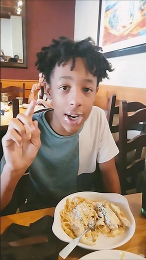 CHICKEN ALFREDO REVIEW AT OLIVE GARDEN!!!