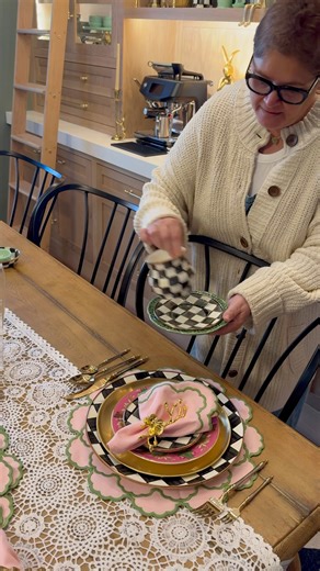 18K views · 406 reactions | Let’s play around with place settings. Mrs. Alice MacKenzie-Childs Bordallo Pinheiro #Placesettings #MrsAlice #MacKenzieChilds #Placemats #Napkins #NapkinRings #DiningRoom #DiningTable #HomeDecor #bordallopinheiro #cabbageplate | Little Cajun House | Facebook