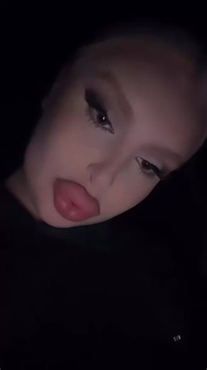 RT @QueenIvory9: I got champagne in da fridge, you know how I live~ 😉🥂💕