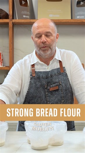 In this video, we put 3 types of flour to the test: strong flour, bread flour, and supermarket flour. With each one, we tried 3 different hydrations: 65%, 75%, and 85% to see how every flour reacts to water. 💧 We let them rest for 1 hour, then compared the results: texture, elasticity, and dough structure. Do you have a favorite? 👀 Tell us which one surprised you the most or which flour you use for your breads. 🍞 📝 Learn how to make sourdough bread with Gluten Morgen using the link in our bi