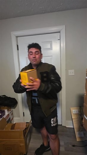 con este convertidor dewalt vas a poder darle carga a tu celular y hasta poner focos es de 200w #convertidor #dewalt #herramienta #apagones #cargador @Ecarke