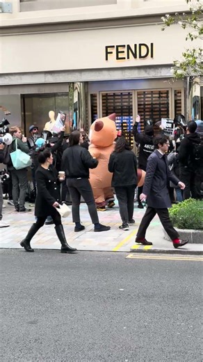 Fur demonstrators force shops to close in London, UK