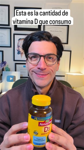 Mauricio Gonzalez, MD. on Instagram: "Objetivo Terapéutico: Mantener concentraciones séricas de 25-hidroxivitamina D [25(OH)D] entre 24-32 ng/mL (60-80 nmol/L) durante el periodo invernal. Guías de Referencia: NAM (National Academy of Medicine): Recomienda 600-800 UI/día para asegurar niveles >20 ng/mL, umbral mínimo para la salud ósea. Endocrine Society: Sugiere un rango de 1,500-2,000 UI/día para alcanzar el umbral de 30 ng/mL (75 nmol/L), optimizando la función muscular y esquelética. Eficaci