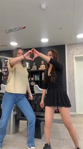 Du kommer til frisøren… og ender opp med å danse med frisøren 🤭💃🕺 Let’s dance med min kunde og min dansepartner ✌️🥰 Hvem blir neste? TUSEN TAKK TikTok-familien 🫶🏻❤️ Vi er nå over 5780 følgere 🥰 Men vi er bare halvveis… 10.000 – we’re coming! 🤭✌️ 👉 Trykk følg for mer hair magic ✂️✨ 📞 908 36 800 💻 globusfrisor.bestille.no 📍 Globus Frisør, Lørenskog #fyp #for#foryouryoupage #lushlife #tiktokdanceforce