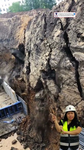 Embankment Collapse – Soil Falling onto the Construction Site! ⚠️⛏️