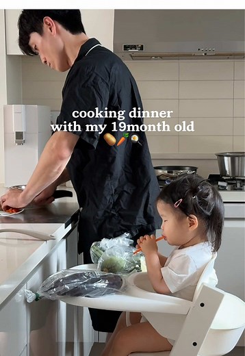 cooking dinner with my 19month old 🥗 stir-fried vegetables carrot, potato, eggplant, zucchini 🍳 stir-fried tofu with scramled eggs