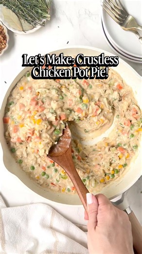 Skip the crust and just go for the good stuff with this Crustless Chicken Pot Pie! It’s creamy, dreamy, and the perfect weeknight dinner! 🥧 Get the recipe in the caption! 👏 #mamaknowsglutenfree #glutenfreerecipes #crustlesschickenpotpie #glutenfreepotpie | Mama Knows Gluten Free
