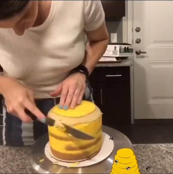 Bee hive smash cake for a first birthday! #beehivecake #cakecarving #firstbirthday #smashcake