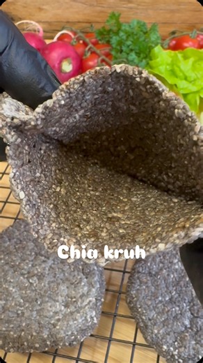 Chia kruh – 1 sastojak Chia Bread – 1 Ingredient Recept: • 15g chia sjemenki • 45ml vode Pomiješajte, ostavite 2h ili preko noći. Pecite na tavi bez ulja ________ Recipe: • 15g chia seeds • 45ml of water Mix, let sit for 2 hours or overnight. Cook on a pan without oil #chiabread #chiaseed #chiasjemenke #bread #asmrfood #recipe #videorecipe #reels | Tatjana Sasica