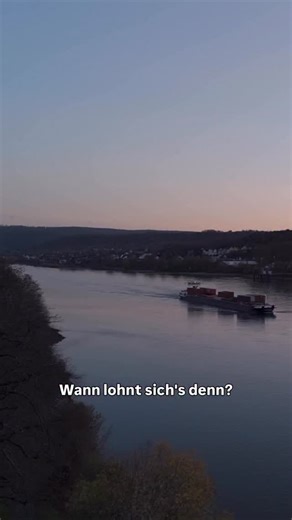 Ab wann lohnt es sich, mit dem Wobbeln auf Zander anzufangen? Welche Farbe eignet sich bei welcher Situation? Und wie führt man Wobbler wie unseren Zanderkönig2.0 eigentlich? Antworten auf diese Fragen gibts im Film auf dem @fischundfang_magazine YouTube Kanal! Hier sind @birger_domeyer und @georg_goes_fishing nämlich gemeinsam losgezogen, um einen Wobbel-Zander am Rhein zu fangen. Wie ihr seht, mit Erfolg 🙌🏻🎣 #zanderkönig #zander #zanderwobbler | Gregor Babiarz