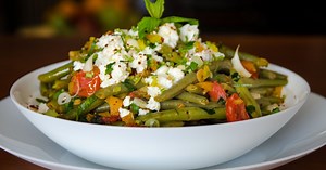 Une simple assiette de haricots verts sublimée par la feta : la recette méditerranéenne qu’on adore tous