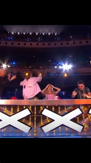 Epic FAIL Moments LIVE on the AGT Stage𝐖𝐚𝐭𝐜𝐡 𝐯𝐢𝐝𝐞𝐨 𝐢𝐧 𝐜𝐨𝐦𝐦𝐞𝐧𝐭𝐬 𝐛𝐞𝐥𝐨𝐰 👇 #americasgottalent #AmericasGotTalentAuditions #AmericasGotTalent2016 #americasgottalen | Zeus News