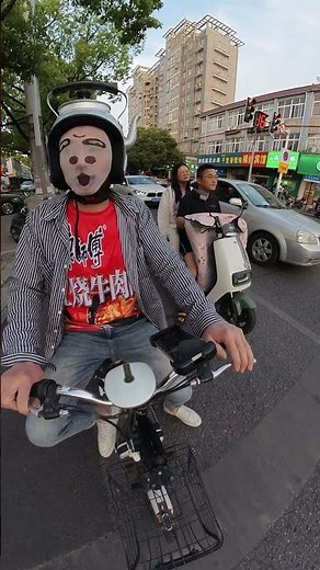 Social Beast Outfit Activated! Cheering Up Random People on the Street