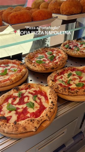 Se l'hai già provata, lo sai: a Roma basta una pizza a portafoglio per trasformare una passeggiata in qualcosa di speciale. Semplice, calda, da mangiare mentre ti perdi tra le strade della città. 🍕🇮🇹 - If you've tried it before, you already know: in Rome, a simple folded pizza is enough to turn a walk into something special. Warm, easy to carry, perfect to enjoy while you wander through the city streets. 🍕🇮🇹 ✨SOFIA PIZZA NAPOLETANA✨ ° Corso del Rinascimento, 3, 00186 Roma RM #food #pasta #