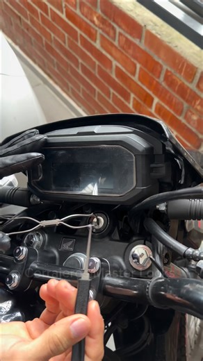 This is how the number one locksmith tool for professional motorcycle services works used by certified locksmiths in a legal and safe way 🔥⚙️🐉....... Así funciona la herramienta número uno de la cerrajería para servicios profesionales de motos utilizada por cerrajero certificados de manera legal y segura 🔥⚙️🐉……. #lifestyle #tips #locksmith #lifehacks #motorcycle | Cerrajeros Master Locks