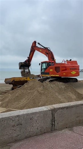 À Royan, de la verdure et de petits tas de sable.