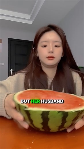She make a tree of apple and watermelon mix and the result was amazing