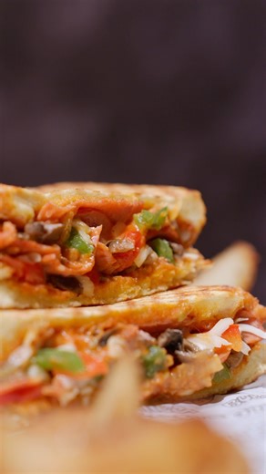 Un rêve devenu réalité… De la pizza au déjeuner! Pepperoni, champignons sautés, oignons, poivrons rouges et verts, échalotes, sauce tomate et fromage mozzarella… Notre Grilled cheese pizza🍕 a tout pour plaire aux appétits les plus rebelles! 🤘Moi j’déjeune chez Cora avec le Festival Rebelle du déjeuner. Offre en vigueur jusqu’au 5 mai dans les salles à manger, pour emporter et à la livraison. -- Pizza for breakfast! It’s a dream come true. Savour this mix of pepperoni, sautéed mushrooms, onions