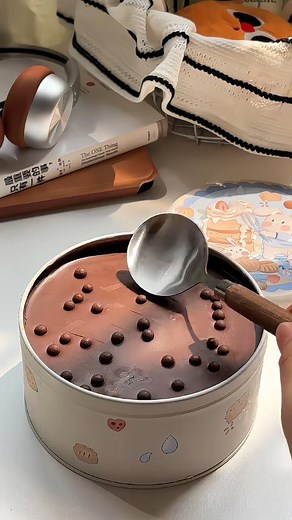 I'm never getting tired of this amazing Box Chocolate Cake 🥹 Is it just me or everyone?🫠 #boxchocolatecake #chocolatecake #delight #chocolate #cake #instadesserts #instabaking #desserts #californiandesserts | Chae Won