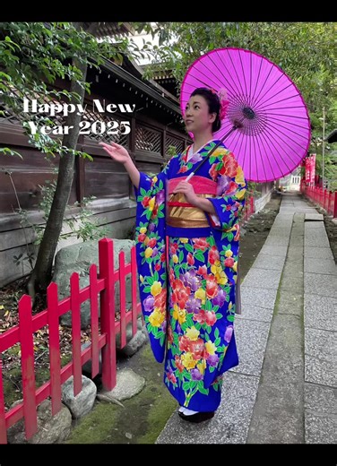 . . 🎍新年明けましておめでとうございます🎍 ✨I wish a happy new year 2025✨ . 『孤独のグルメ』2024年大晦日スペシャル、からの東急ジルベスターコンサートのカウントダウンで、新年を迎えました🎉 . 今日で能登半島地震から1年ですね🙏 . 地震発生時刻の午後４時10分に、黙祷を捧げます🙏 . 『孤独のグルメ』では五郎さんが石川県の牡蠣を食べるシーンがありましたが、私も食べて復興支援を続けていきたいと思います🇯🇵 . 和倉温泉にも行きたいなあ♨️ . I wanna say thank you to all of you. . May 2025 be a happy and great year for you all💖 . 昨年は新しいスタイルを模索する年でしたが、これからも変化の風に乗って、自分らしく生きたいと思います🥰 . いつも沢山のフォロー、いいね、コメントを頂き、本当にありがとうございます💕 . 2025年も #大津弥生のおんな酒場放浪記 も楽しく投稿してまいりますので、よろしくお願いいたします🍻 . 大津弥生 Yayo