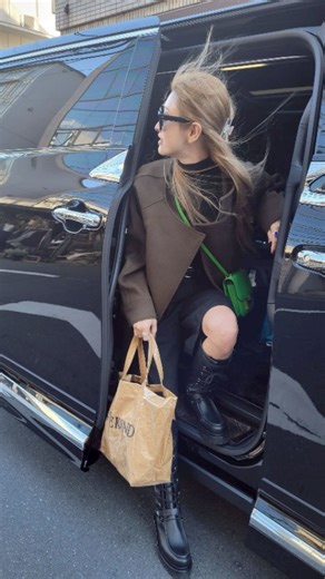 山田優 on Instagram: "移動中の一コマ📸 この日は モノトーンコーデに グリーンの @hermes のミニバッグと ベージュの @the_weekend_hotel の大きめバッグを。 #theweekendhotel のバッグは 外側がビニール素材でとにかく軽く 荷物が多い日でも気兼ねなく使えるので 持っていると便利なアイテムです♡♡"