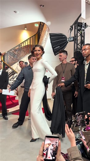 🎬✨ Zendaya à l’avant-première du film “Drama” Arrivée très remarquée pour Zendaya à l’avant-première du film “Drama”. L’actrice américaine a captivé les regards avec son élégance et son charisme en posant devant les photographes. Toujours incontournable sur les tapis rouges, Zendaya confirme une nouvelle fois son statut d’icône mode et cinéma. 🔥 Zendaya sur le red carpet, on valide ? #Closer #Bestimage #Zendaya #Drama #AvantPremiere ✨🎬