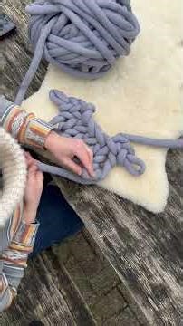 Stockinette stitch & Edge stitch tutorial: WolletjeBol DIY Chunky Yarn Hand Knitting Techniques