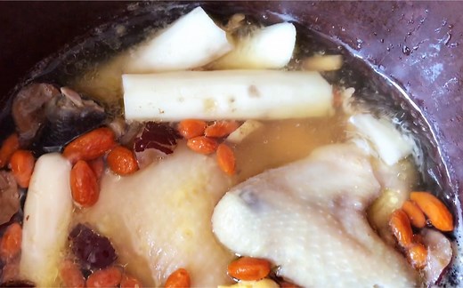 月经过后，广东媳妇怎样煲汤补身体的？光药材就七八种，真讲究