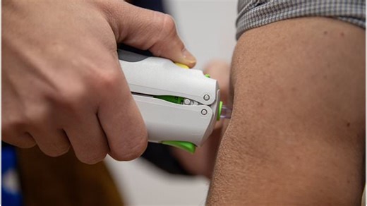 A început testarea vaccinului împotriva COVID-19 fără ace care vizează noi variante