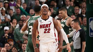 🔥 Jimmy Butler 42分 | 8籃板 | 52% FG Jimmy Butler今天再度扮演熱火救世主，正規時間最後2.1秒在空中放進超高難度的追平一擊，將熱火帶進延長賽，最終擊敗公鹿，完成老八傳奇。Jimmy Butler也成為熱火隊史首位在季後賽「背靠背」攻下40 得分的球員。 ----------- 透過League Pass收看NBA賽事，享7天免費試用 🔗 https://on.nba.com/3U1hmLR | NBA Taiwan