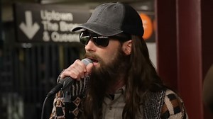 Quand Maroon 5 et Jimmy Fallon chantent incognito dans le métro à New York (VIDÉO)