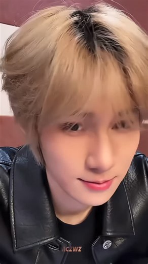 જ⁀➴ shell 🐚 on Instagram: "你小子(≖‿≖)✧ 快去聽歌！🫵🏻🎧🎬 - 𝘾𝙧 𝙒𝙚𝙞𝙗𝙤 水印 — 📍 follow @tnt.yao_wen for daily update ♪ 🔖 #张真源 #張真源 #zzy #时代少年团张真源 #张真源直播"