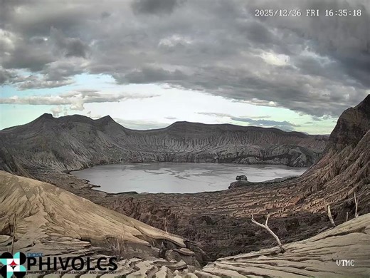 MINOR PHREATOMAGMATIC ERUPTION SA TAAL VOLCANO Nakuhanan sa timelapse footage ang isang minor phreatomagmatic eruption sa Taal Volcano na naganap kaninang 4:36 PM, Dec. 26. Nanatili sa Alert Level 1 ang Bulkang Taal. 📸: Phivolcs/ Facebook | GMA Public Affairs