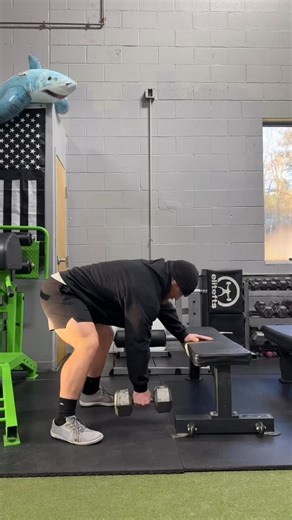 Here’s a quick fix for a common mistake we see with 1-arm dumbbell rows. #bonvecstrength #foreverforward . . . Not sure what to do with your training? Let us help! Book your free online training consultation with Bonvec Strength and take your first step toward getting stronger, improving your technique and becoming the best lifter you can be. Or check out our online programs for lifters of various experience levels and goals, starting as low as $15 and available on the TrainHeroic app. Click the