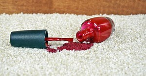 Comment enlever une tache de vernis à ongles sur un vêtement ou un tissu ?