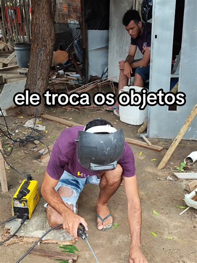 ele troca os objetos