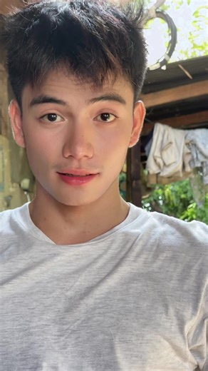 Model Slips on Runway: An Unexpected Moment