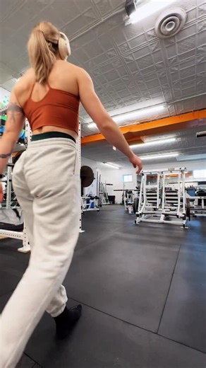 Jessica Abramson on Instagram: "SQUAT / PUSH WORKOUT ⬇️ Strong doesn’t come from doing more — it comes from doing the right things well. Anterior loading forces the core to lead. Vertical pressing builds real overhead strength. Unilateral work exposes weaknesses and fixes them. This session is designed for bracing, force transfer, and resilient strength — the kind that shows up outside the gym, not just on paper. Workout ⬇️ 💥 Zercher Squat — (6,5,4,3,3) 💥 Zercher Cossack Squat — 3×5 / side 💥 