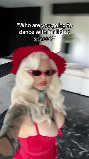 Dancing Shelf: Vintage Pin-Up Aesthetic Experience