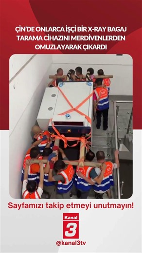 Çin’de onlarca işçi dev bir X-ray bagaj tarama cihazını merdivenlerden omuzlayarak çıkardı!