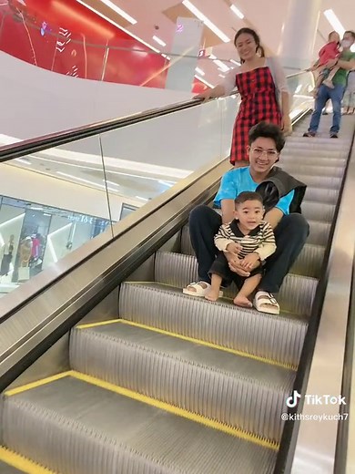 Using Escalators in a Shopping Mall: A Visual Journey